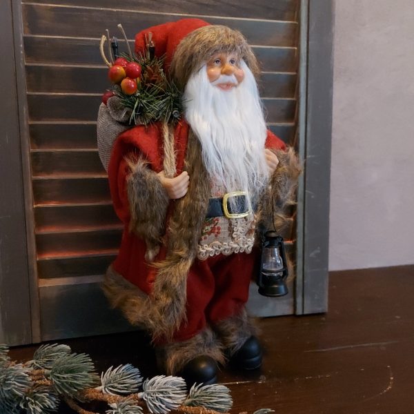 Grote kerstman met LED verlichting, gekleed in een rood vilten pak, van het merk Countryfield.