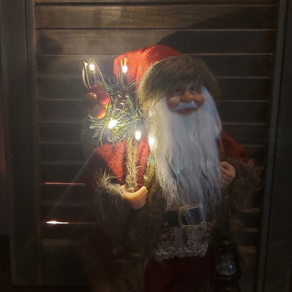 Grote kerstman met LED verlichting, gekleed in een rood vilten pak, van het merk Countryfield.