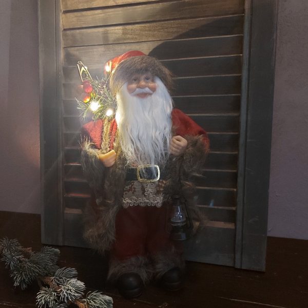 Grote kerstman met LED verlichting, gekleed in een rood vilten pak, van het merk Countryfield.