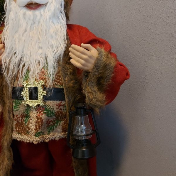 Grote kerstman met LED verlichting, gekleed in een rood vilten pak, van het merk Countryfield.