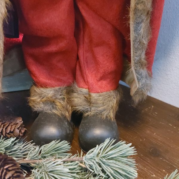 Grote kerstman met LED verlichting, gekleed in een rood vilten pak, van het merk Countryfield.