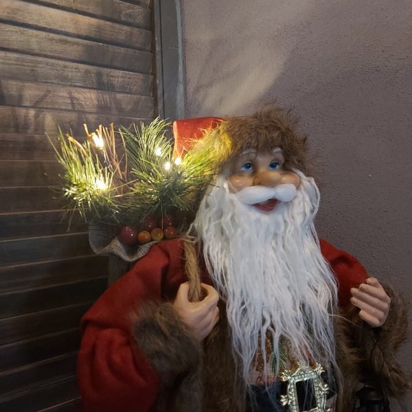 Grote kerstman met LED verlichting, gekleed in een rood vilten pak, van het merk Countryfield.