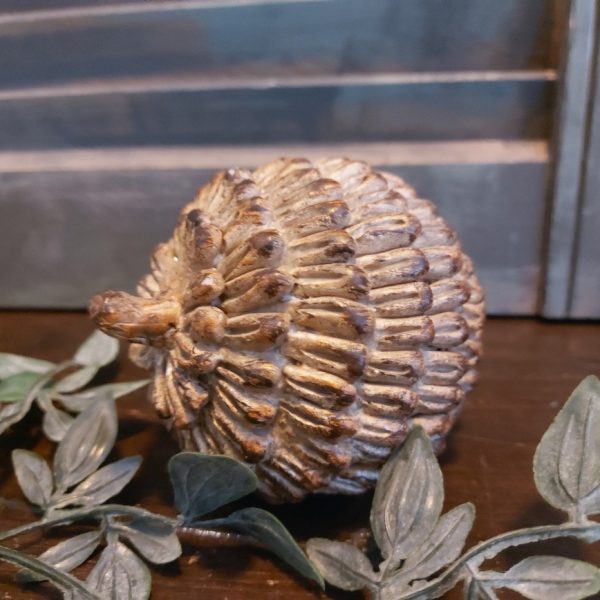 Fijn gedetailleerde dennenappel van polystone in natuurlijke kleuren, van het merk Countryfield.