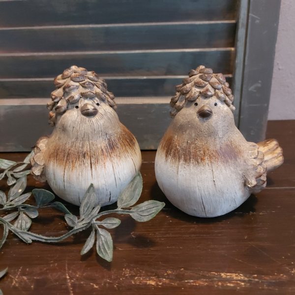 Set van twee vogels van Polystone in zachte bruintinten, van het merk Countryfield.