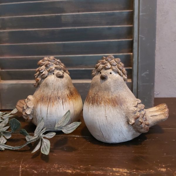 Set van twee vogels van Polystone in zachte bruintinten, van het merk Countryfield.