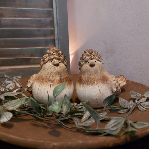 Set van twee vogels van Polystone in zachte bruintinten, van het merk Countryfield.