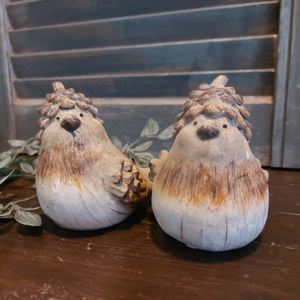 Set van twee vogels van Polystone in zachte bruintinten, van het merk Countryfield.