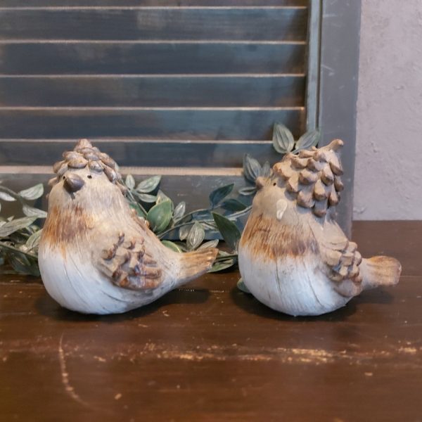 Set van twee vogels van Polystone in zachte bruintinten, van het merk Countryfield.