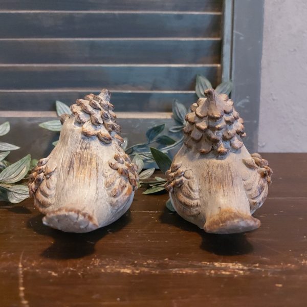 Set van twee vogels van Polystone in zachte bruintinten, van het merk Countryfield.