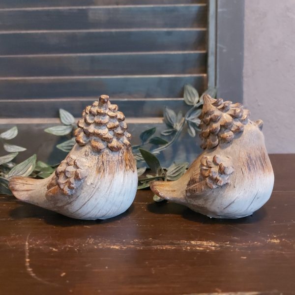 Set van twee vogels van Polystone in zachte bruintinten, van het merk Countryfield.