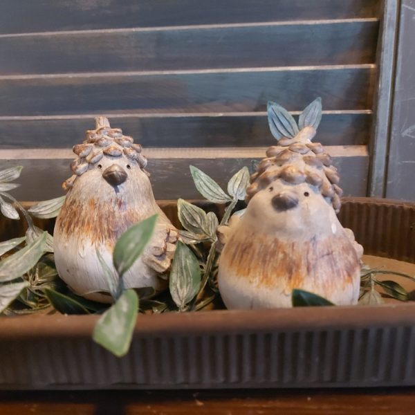 Set van twee vogels van Polystone in zachte bruintinten, van het merk Countryfield.