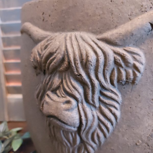 Ovale bloempot van aardewerk in een warm bruine kleur, van het merk Brynxz uit de serie Majestic Brown.