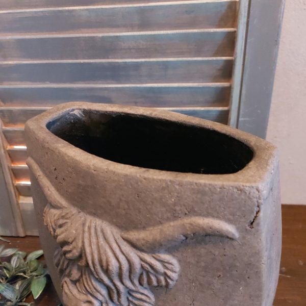 Ovale bloempot van aardewerk in een warm bruine kleur, van het merk Brynxz uit de serie Majestic Brown.