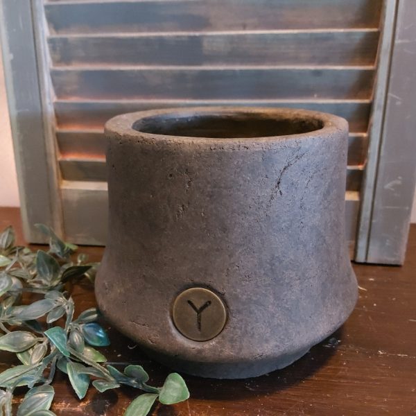 Ronde bloempot van aardewerk in een warm bruine kleur, van het merk Brynxz uit de serie Majestic Brown.