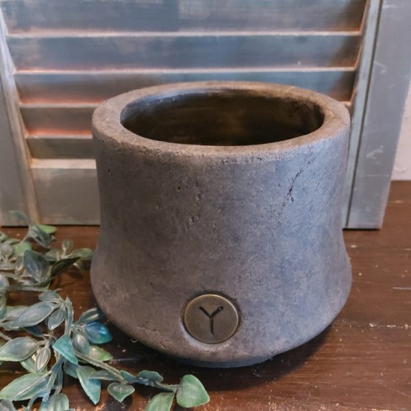 Ronde bloempot van aardewerk in een warm bruine kleur, van het merk Brynxz uit de serie Majestic Brown.
