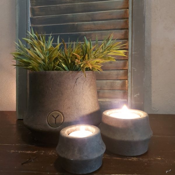 Ronde bloempot van aardewerk in een warm bruine kleur, van het merk Brynxz uit de serie Majestic Brown.