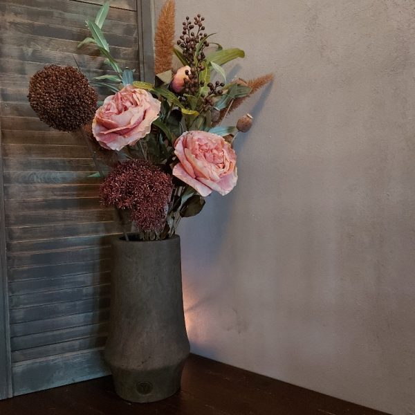 Bloemenvaas van aardewerk in een warm bruine kleur, van het merk Brynxz uit de serie Majestic Brown.