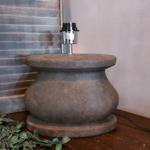Ovale lampvoet van aardewerk in een warm bruine kleur, van het merk Brynxz uit de serie Majestic Brown.