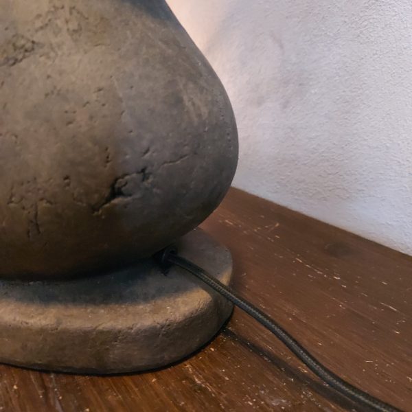 Ovale lampvoet van aardewerk in een warm bruine kleur, van het merk Brynxz uit de serie Majestic Brown.