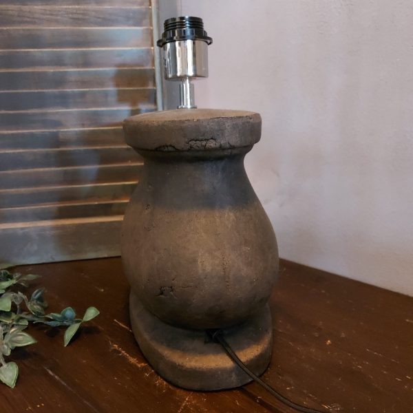Ovale lampvoet van aardewerk in een warm bruine kleur, van het merk Brynxz uit de serie Majestic Brown.