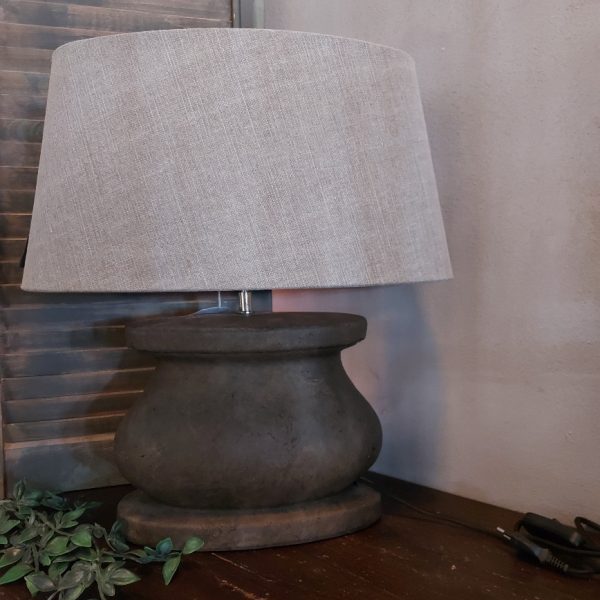 Ovale lampvoet van aardewerk in een warm bruine kleur, van het merk Brynxz uit de serie Majestic Brown.