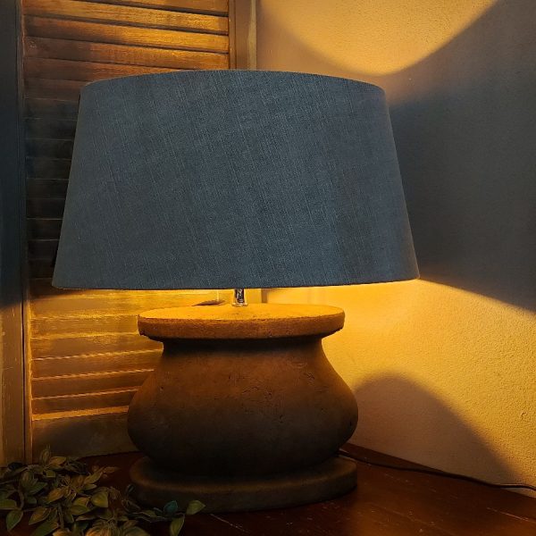 Ovale lampvoet van aardewerk in een warm bruine kleur, van het merk Brynxz uit de serie Majestic Brown.