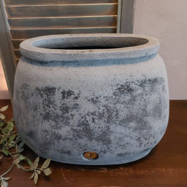 Ovale bloempot van aardewerk in een mat grijze kleur, van het merk Brynxz uit de serie Stone Black.