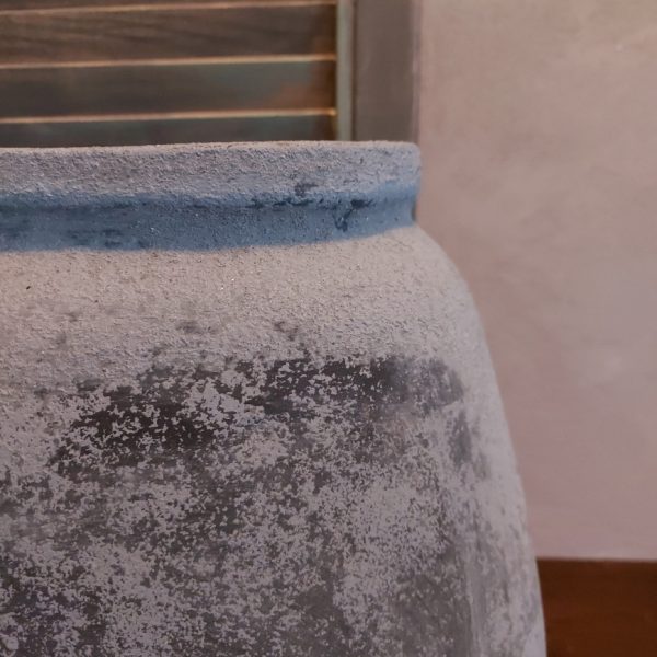 Ovale bloempot van aardewerk in een mat grijze kleur, van het merk Brynxz uit de serie Stone Black.
