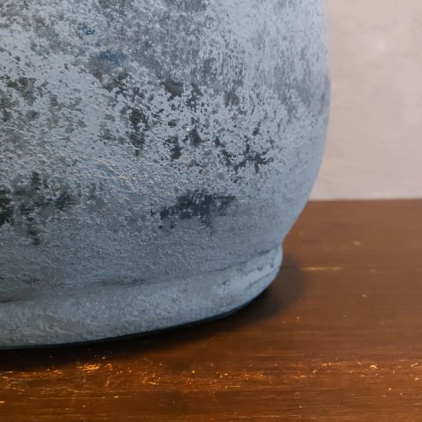 Ovale bloempot van aardewerk in een mat grijze kleur, van het merk Brynxz uit de serie Stone Black.