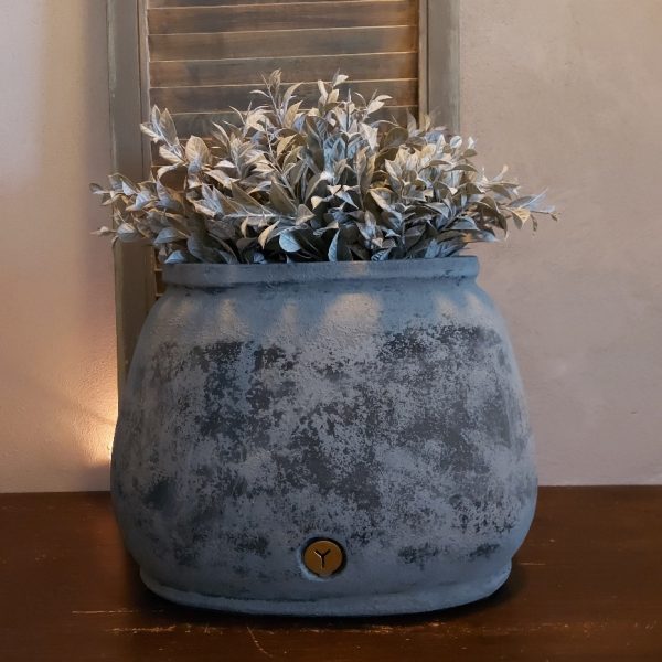 Ovale bloempot van aardewerk in een mat grijze kleur, van het merk Brynxz uit de serie Stone Black.