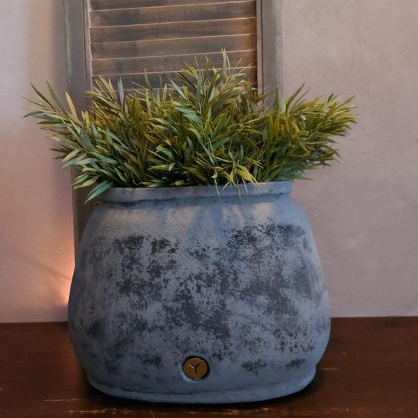 Ovale bloempot van aardewerk in een mat grijze kleur, van het merk Brynxz uit de serie Stone Black.