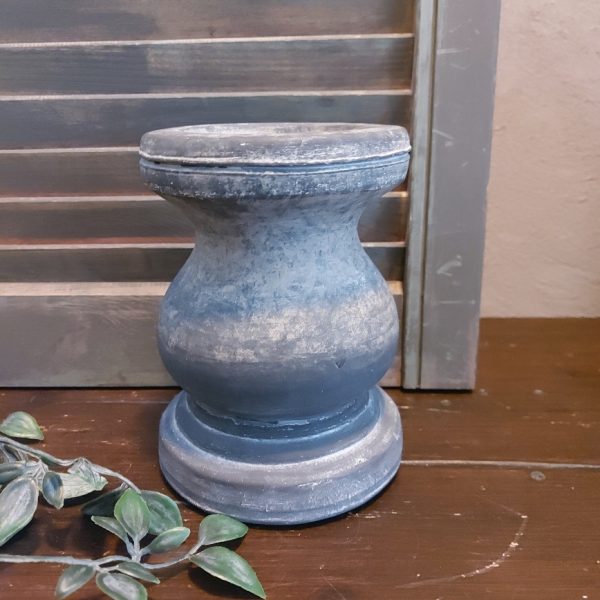 Kandelaar van aardewerk in een licht grijze kleur, voor een kaars van 7 cm. Van het merk Brynxz uit de serie Ancient Clay.
