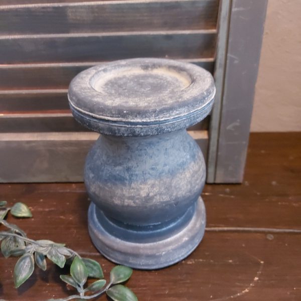 Kandelaar van aardewerk in een licht grijze kleur, voor een kaars van 7 cm. Van het merk Brynxz uit de serie Ancient Clay.