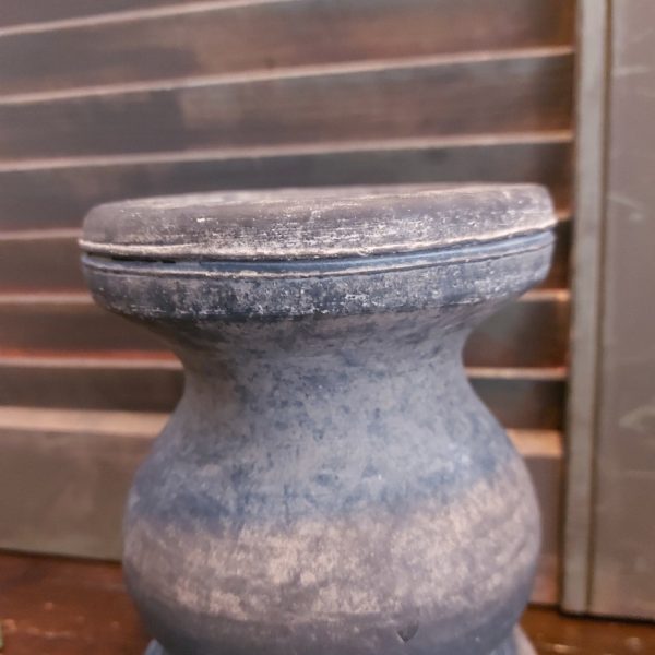Kandelaar van aardewerk in een licht grijze kleur, voor een kaars van 7 cm. Van het merk Brynxz uit de serie Ancient Clay.