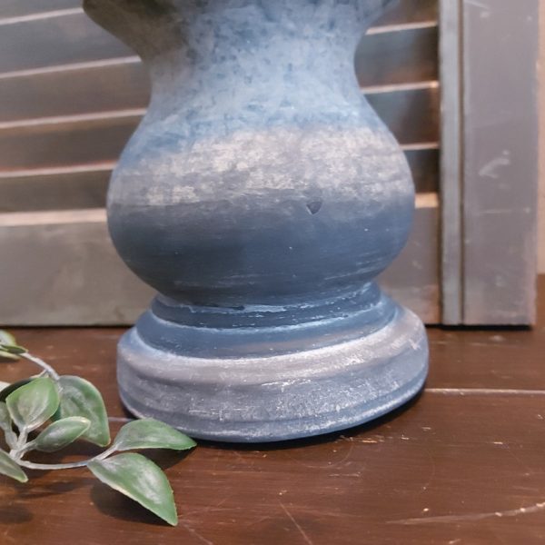Kandelaar van aardewerk in een licht grijze kleur, voor een kaars van 7 cm. Van het merk Brynxz uit de serie Ancient Clay.