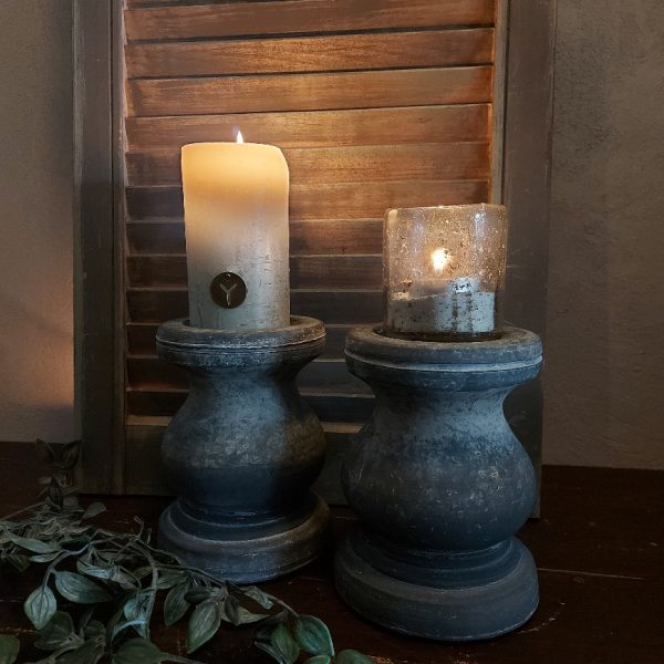 Kandelaar van aardewerk in een licht grijze kleur, voor een kaars van 7 cm. Van het merk Brynxz uit de serie Ancient Clay.