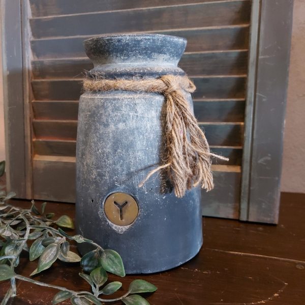 Bloemenvaas van aardewerk in een grijze kleur, van het merk Brynxz uit de serie Ancient Clay.