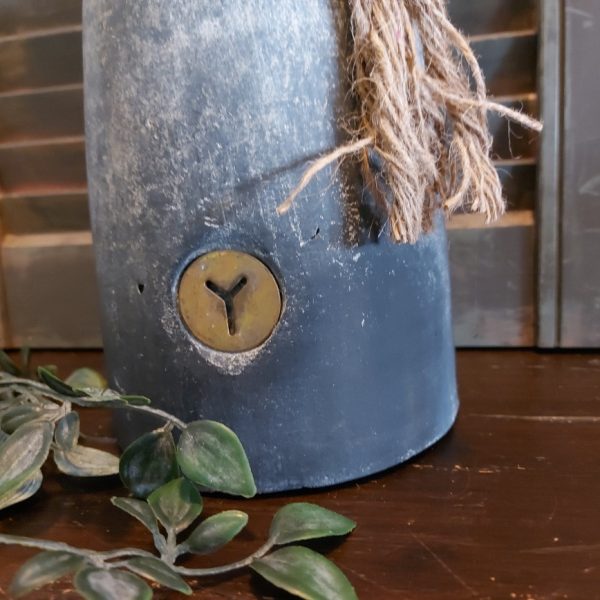 Bloemenvaas van aardewerk in een grijze kleur, van het merk Brynxz uit de serie Ancient Clay.
