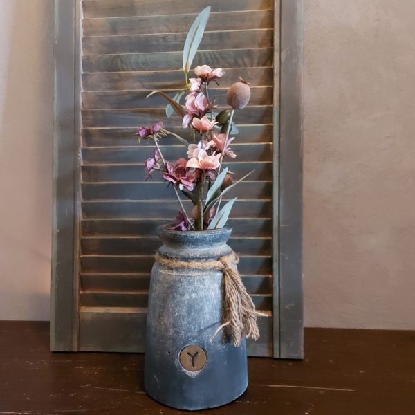 Bloemenvaas van aardewerk in een grijze kleur, van het merk Brynxz uit de serie Ancient Clay.