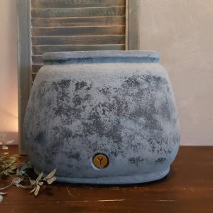 Ovale bloempot van aardewerk in een mat grijze kleur, van het merk Brynxz uit de serie Stone Black.