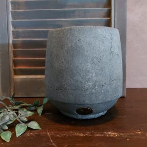 Bloempot van aardewerk in betonlook, van het merk Brynxz uit de serie Majestic Vintage.