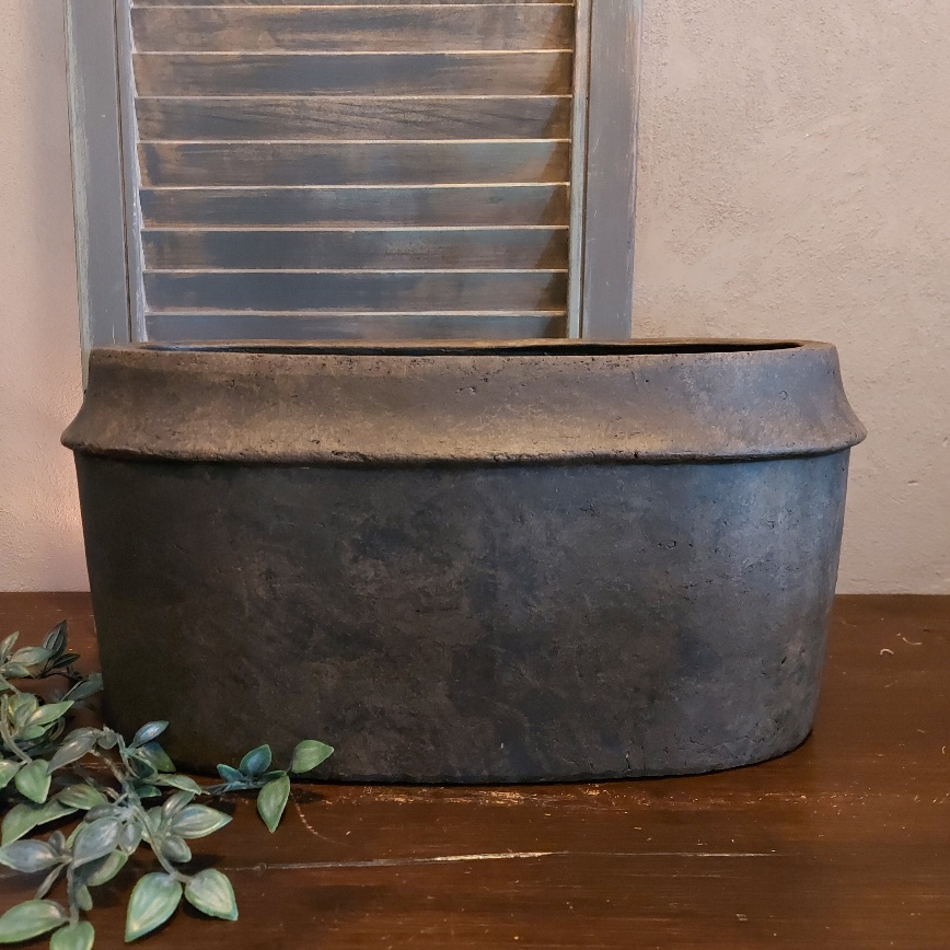 Ovale bloempot van aardewerk in een warm bruine kleur, van het merk Brynxz uit de serie Majestic Brown.