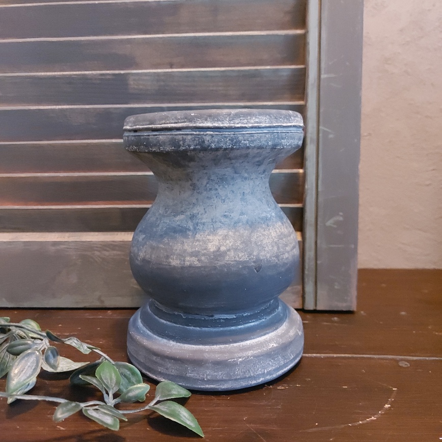 Kandelaar van aardewerk in een licht grijze kleur, voor een kaars van 7 cm. Van het merk Brynxz uit de serie Ancient Clay.