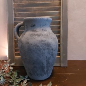 Kruik met oor van aardewerk in een matte donkergrijze kleur, van het merk Brynxz uit de serie Stone Black.