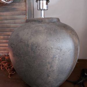 Kruiklamp van aardewerk in een warm bruine kleur, van het merk Brynxz uit de serie Majestic Vintage.