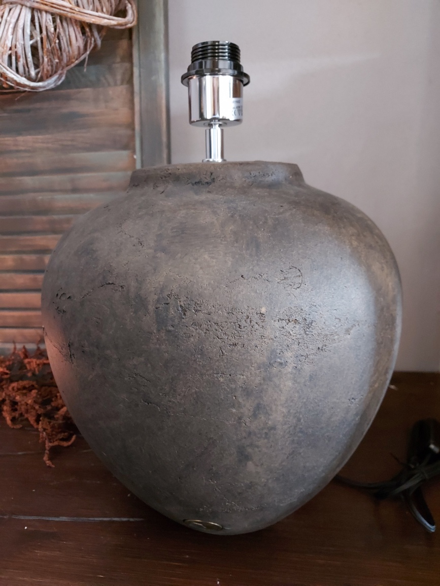 Kruiklamp van aardewerk in een warm bruine kleur, van het merk Brynxz uit de serie Majestic Vintage.