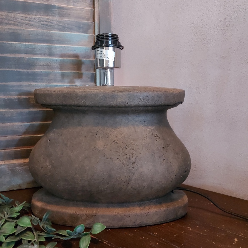 Ovale lampvoet van aardewerk in een warm bruine kleur, van het merk Brynxz uit de serie Majestic Brown.