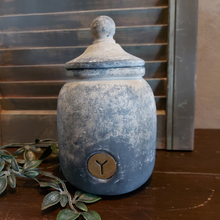 Pot met deksel van aardewerk in een grijze kleur, van het merk Brynxz uit de serie Ancient Clay.