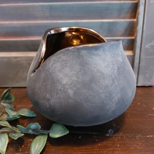 Theelichthouder van keramiek in een donkergrijze kleur, van het merk Brynxz.