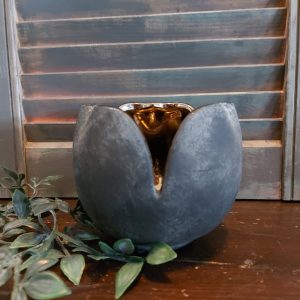 Theelichthouder van keramiek in een donkergrijze kleur, van het merk Brynxz.